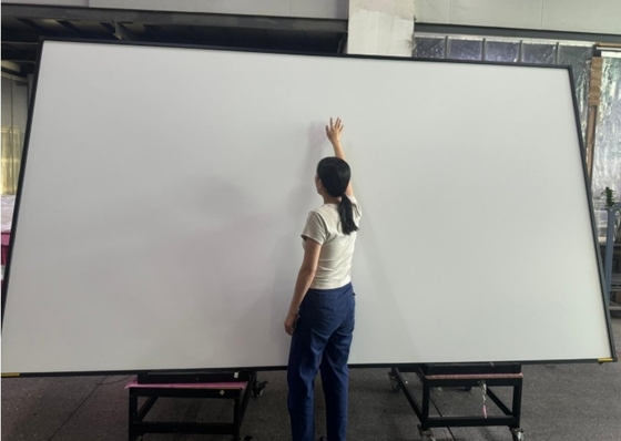 펜/손가락 터치 및 옵션 카메라/마이크로폰으로 4K 인터랙티브 화이트보드